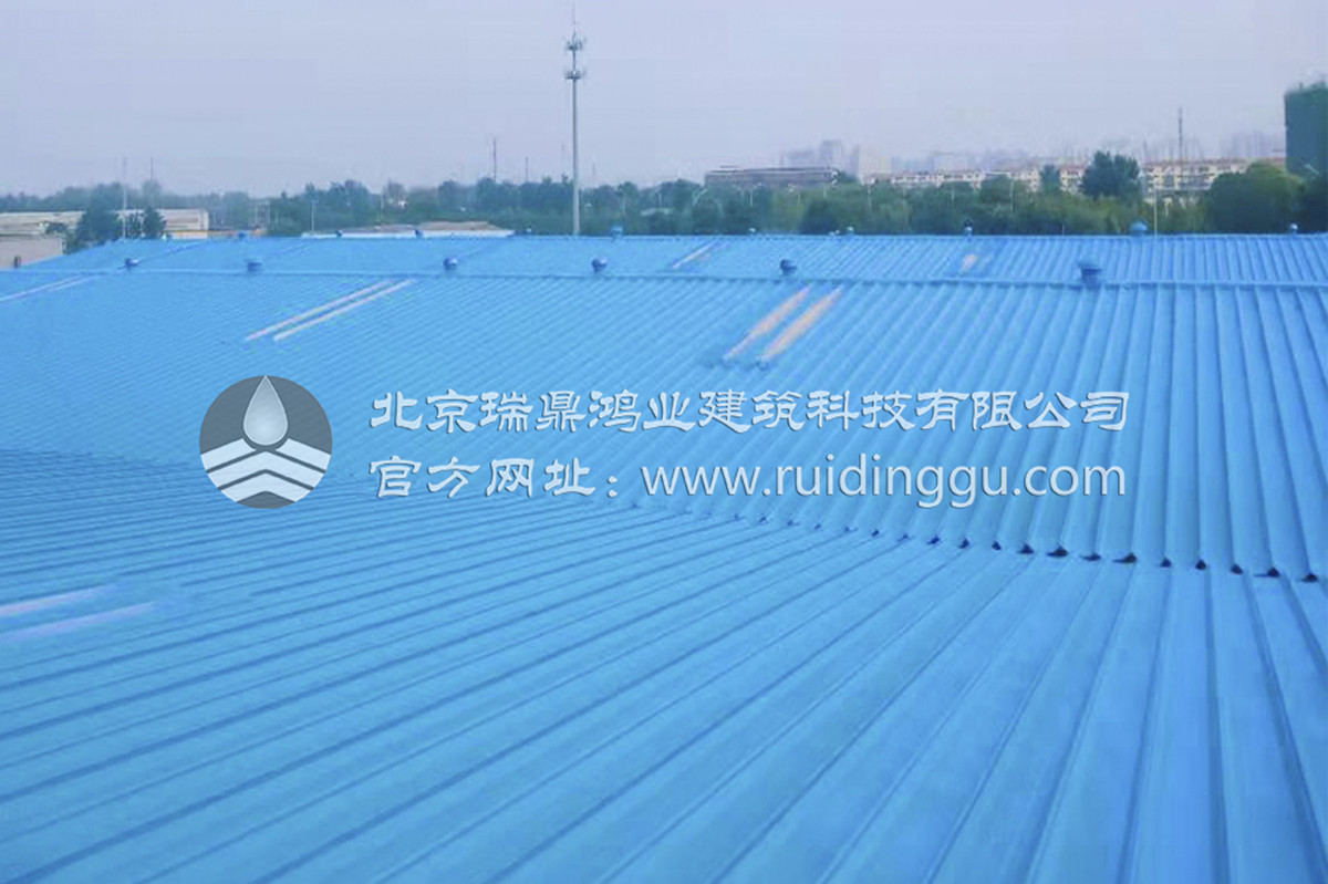 彩钢瓦翻新时喷涂底漆的好处